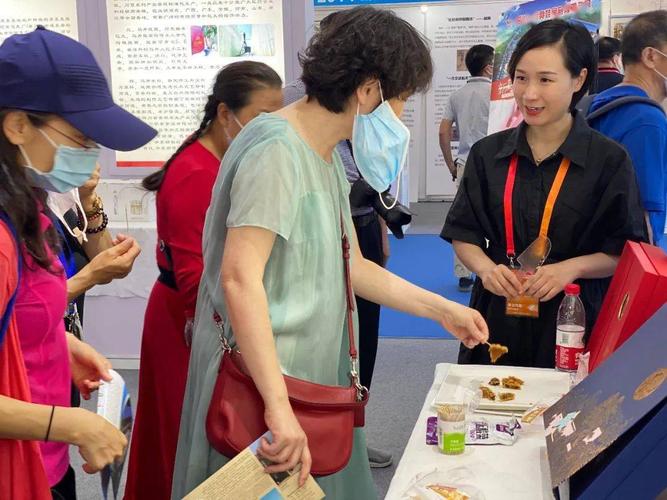 黄静热情的向参展嘉宾和看展人员介绍马祖农禅文化,推广马祖特色产品